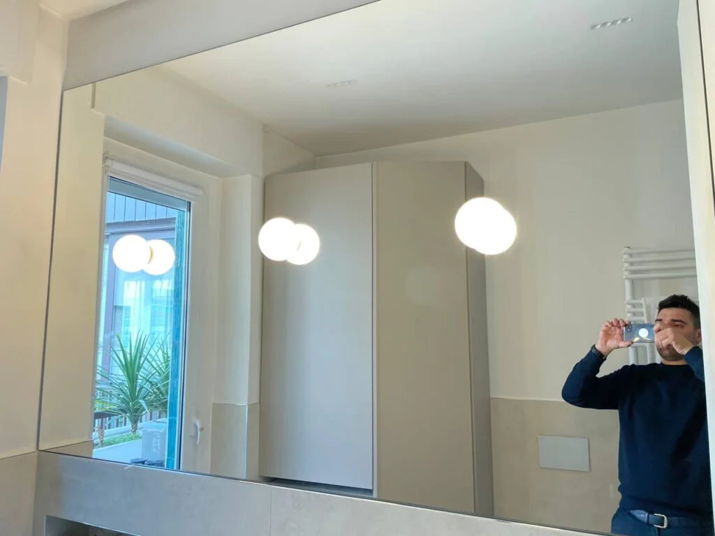 Specchio con illuminazione